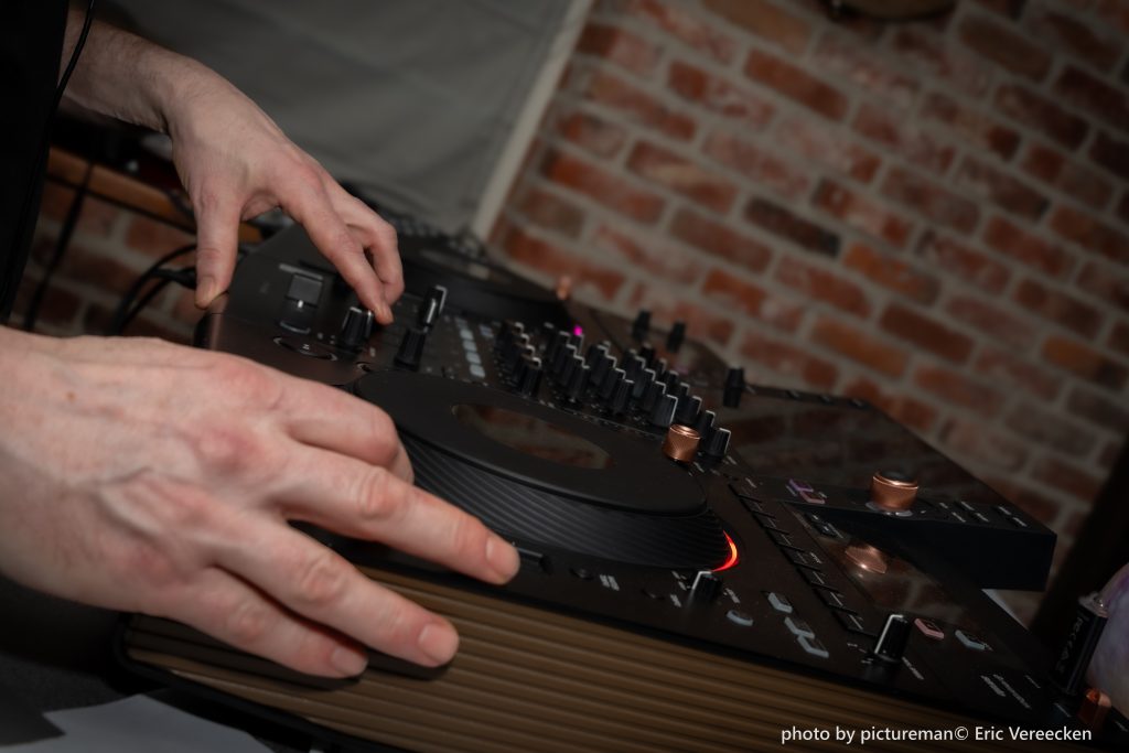 Into The Groove Dj's